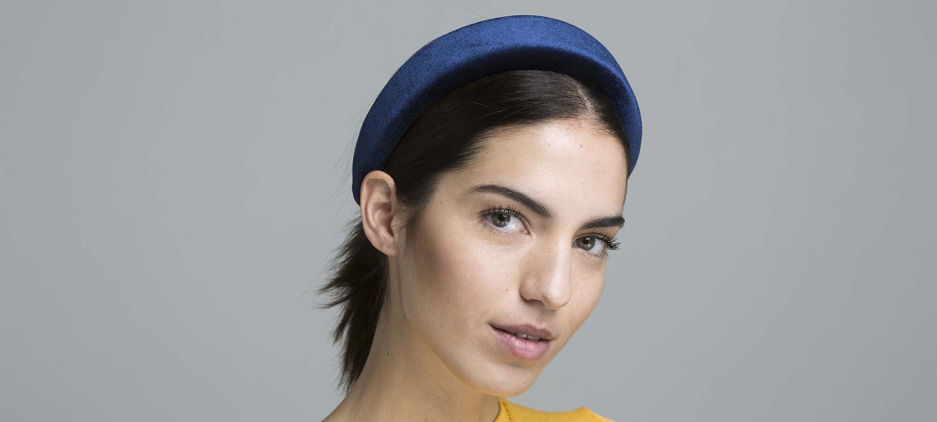 Descubre lo sencillo que puede ser cambiar de look con estos peinados con diadema y la fijación de los productos de L’Oréal Paris.